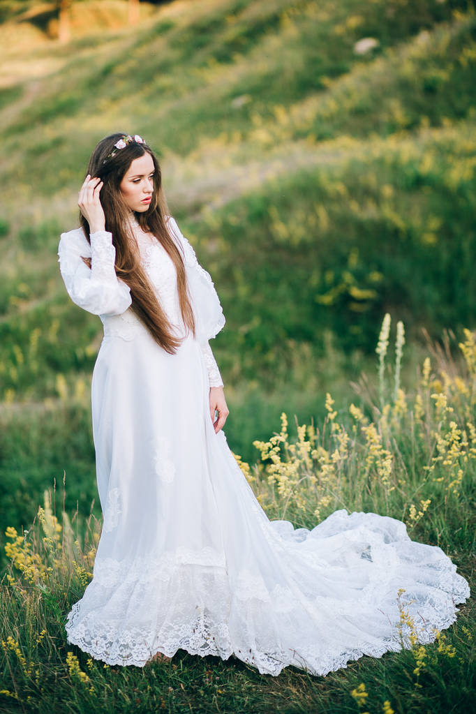 junge schöne Braut posiert im Freien - Foto, Bild