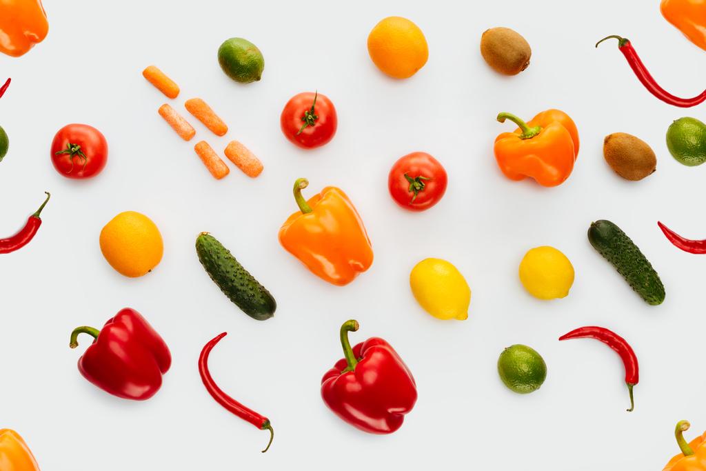 色の果物や野菜は、白で隔離のコレクションのトップ ビュー - 写真・画像