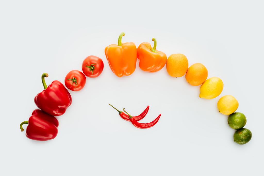 vista superior de la curva de verduras y frutas de color aisladas en blanco
 - Foto, Imagen