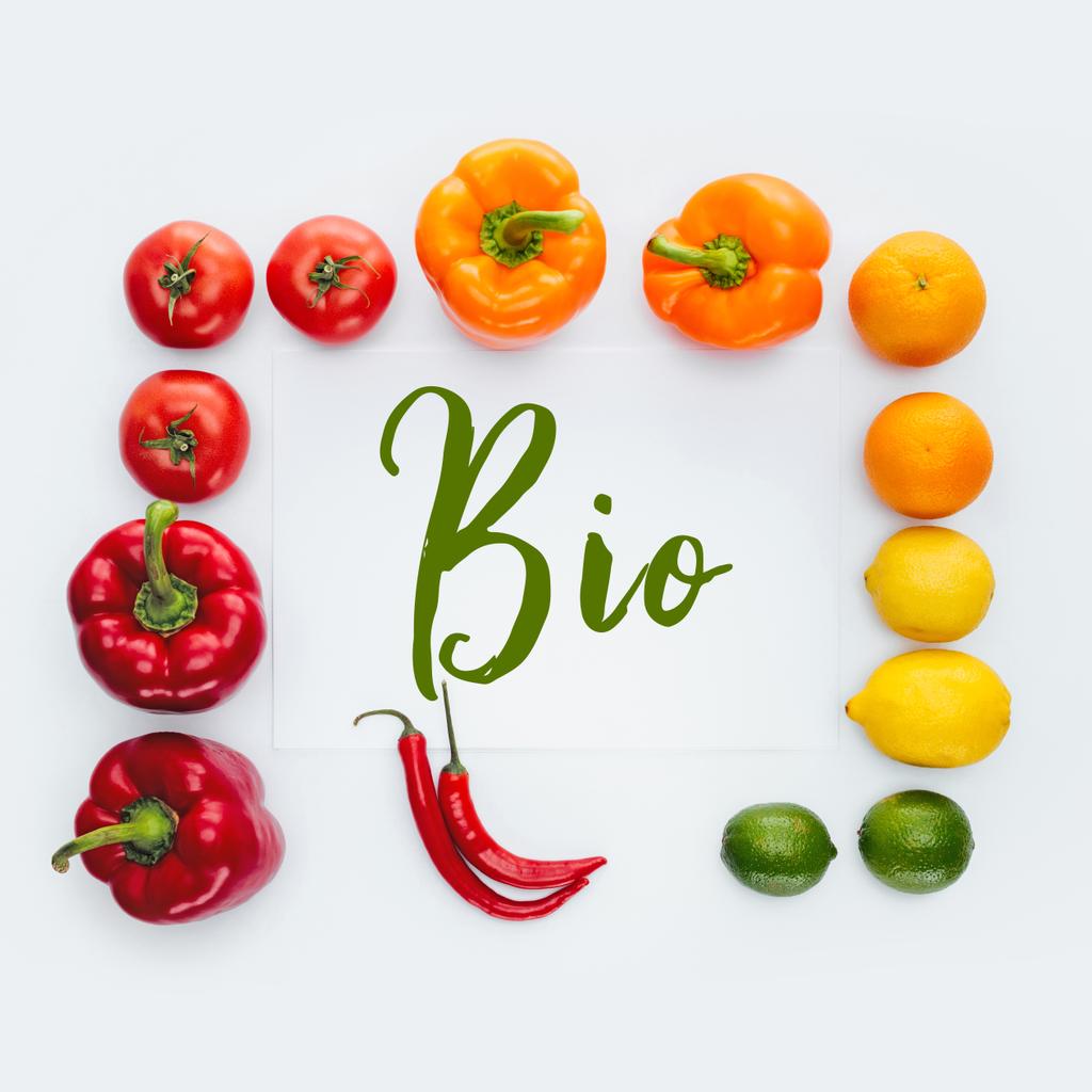 вид зверху рамки з овочів і фруктів зі словом Біо ізольовані на білому
 - Фото, зображення
