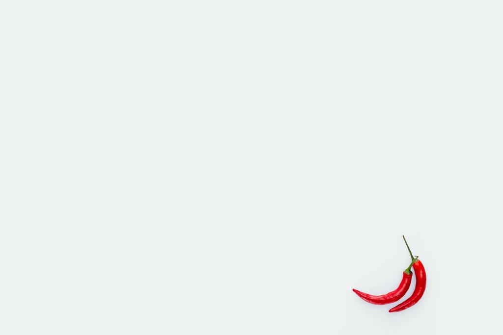 вид зверху на два червоних перець чилі ізольовані на білому
 - Фото, зображення
