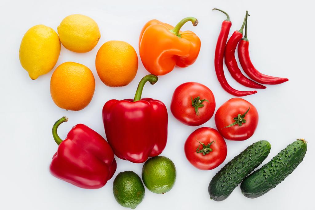 vista superior de frutas y verduras rojas, verdes y naranjas aisladas en blanco
 - Foto, Imagen