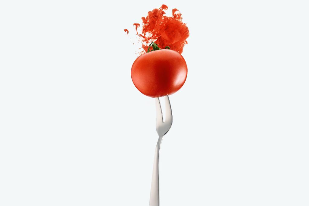 помидор на вилке и красные чернила изолированы на белом
 - Фото, изображение