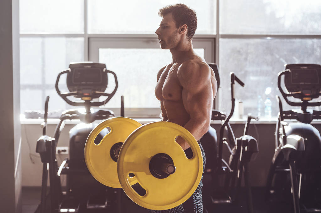 όμορφος bodybuilder ισχυρή άντληση τους μυς με αθλητική ανδρών - Φωτογραφία, εικόνα