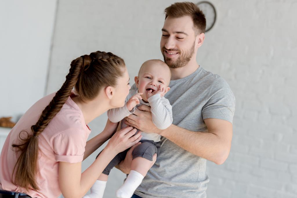 Szczęśliwa rodzina gry z baby boy  - Zdjęcie, obraz