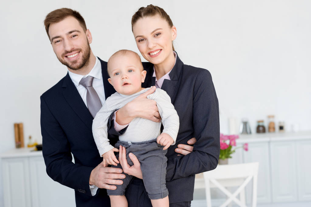 sorridente coppia d'affari con il piccolo figlio a casa
 - Foto, immagini
