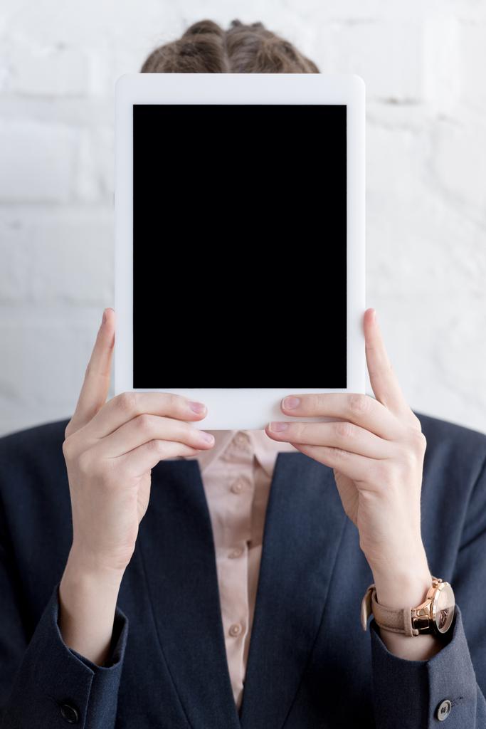 Geschäftsfrau in Klage hält digitales Tablet mit Kopierraum - Foto, Bild