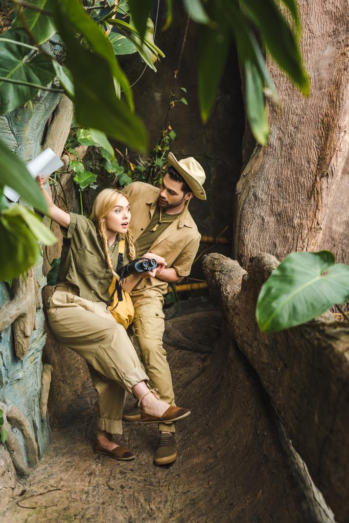 komea mies tukee hänen tyttöystävänsä, kun he vaellus viidakossa viidakossa
 - Valokuva, kuva