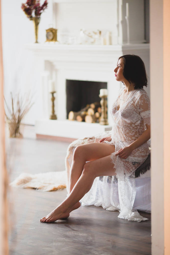 Jovem morena sexy em branco negligee
 - Foto, Imagem