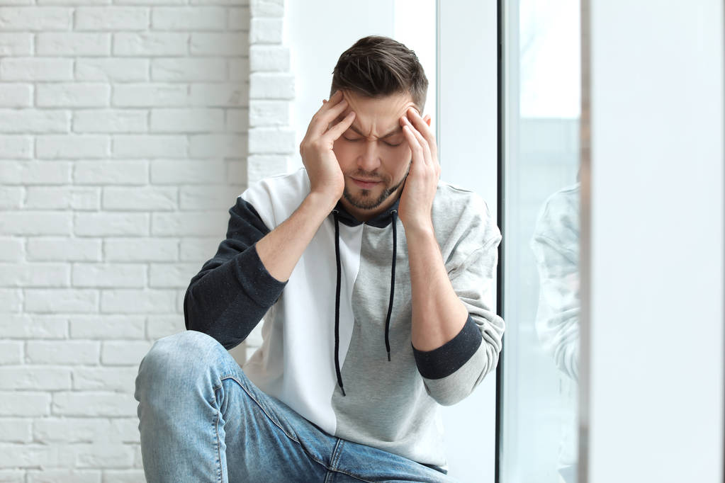 Muž trpící bolestí hlavy doma - Fotografie, Obrázek