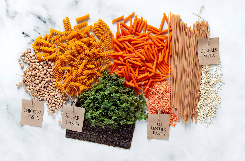 verschillende types van glutenvrije pasta van kikkererwten, rode linzen - Foto, afbeelding