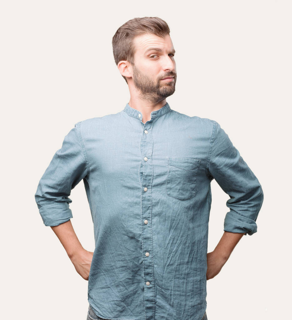 Homem bonito jovem, camisa jeans azul, enfrentando um desafio e expressão orgulhosa. Pessoa isolada contra fundo monocromático
. - Foto, Imagem