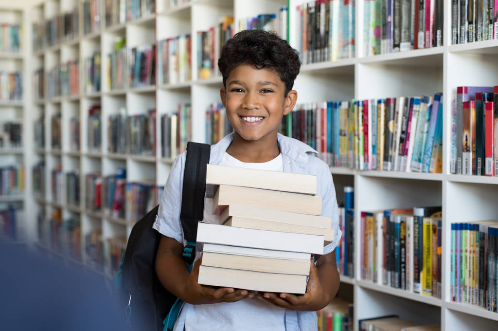 Δημοτικό σχολείο αγόρι εκμετάλλευση βιβλία - Φωτογραφία, εικόνα