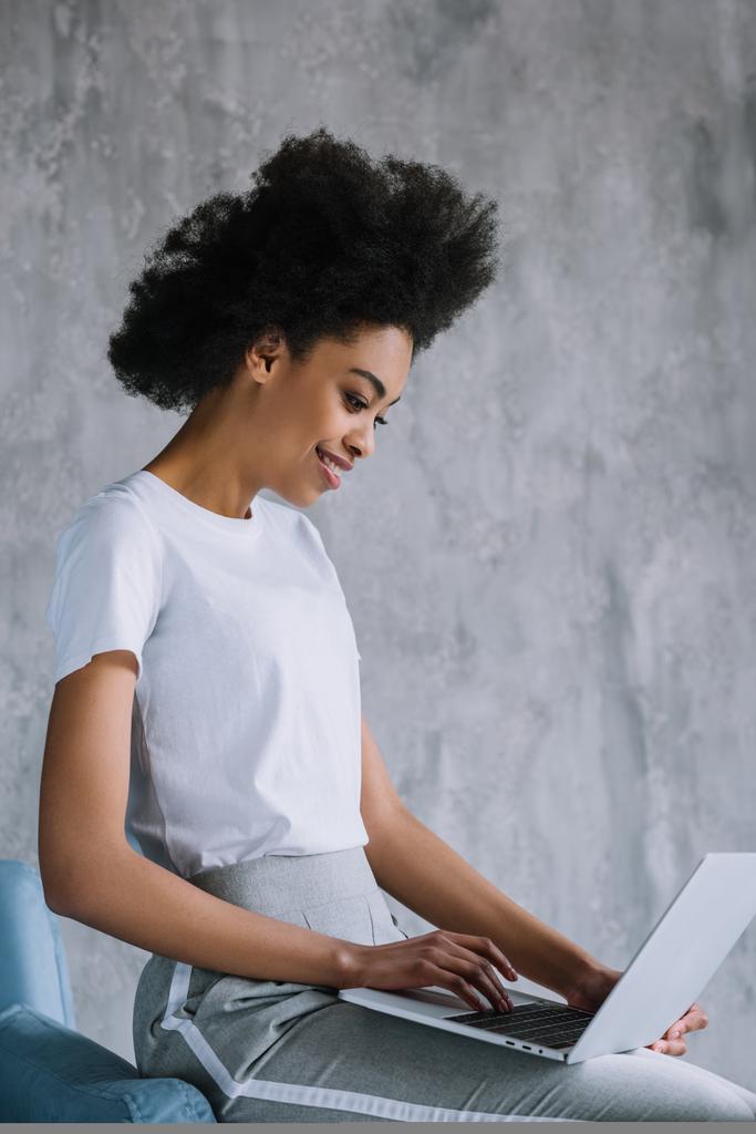 afro americano ragazza utilizzando laptop mentre seduto su divano
 - Foto, immagini