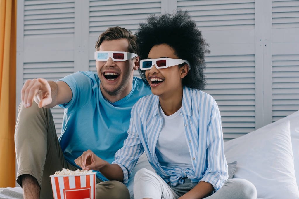 Śmiejąc się para w okulary anaglyph, oglądając film w domu z popcornu - Zdjęcie, obraz