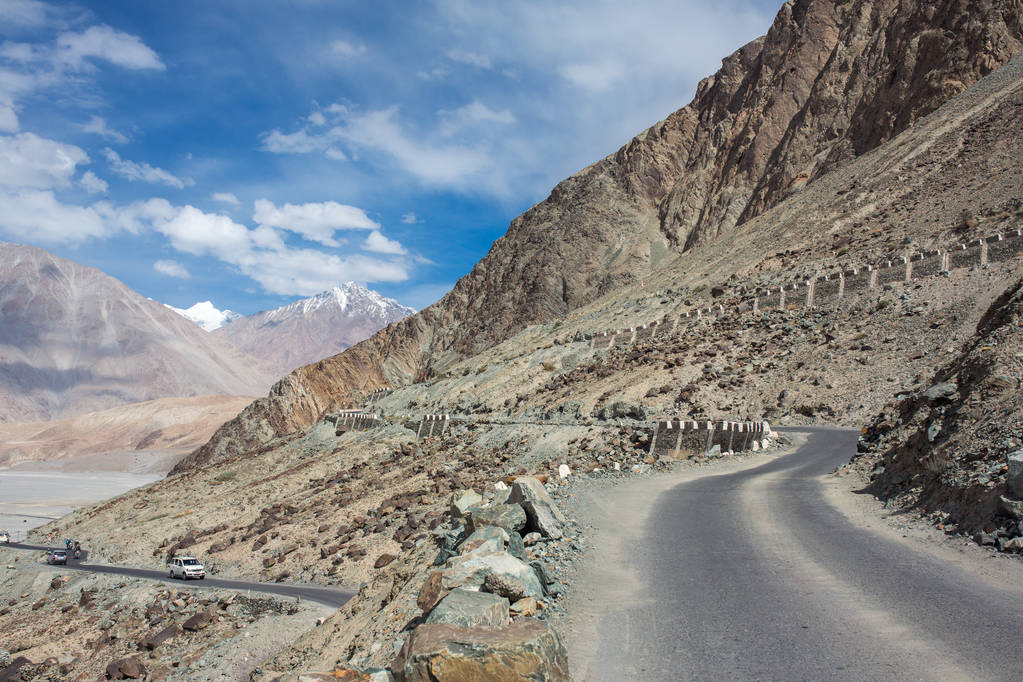Carreteras de Ladakh, India. Camino de montaña en Himalaya
 - Foto, imagen