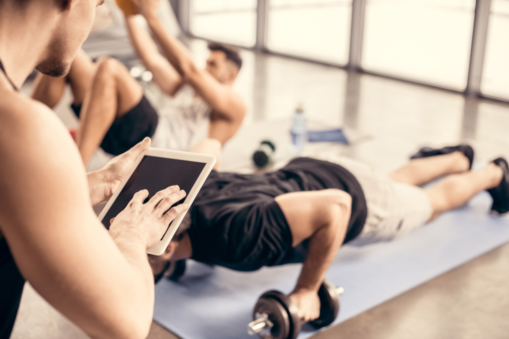 tablet kullanma ve sporcu gönderme yapıyor sonuçlarını sayma eğitmen halter salonunda ups - Fotoğraf, Görsel
