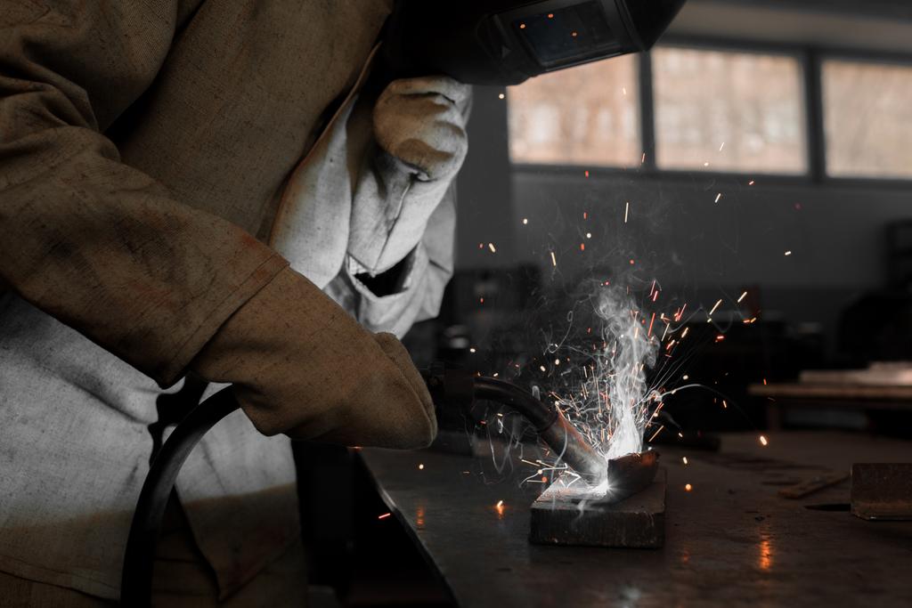 imagen recortada de la fabricación de metal de soldadura trabajador con chispas en la fábrica
  - Foto, Imagen
