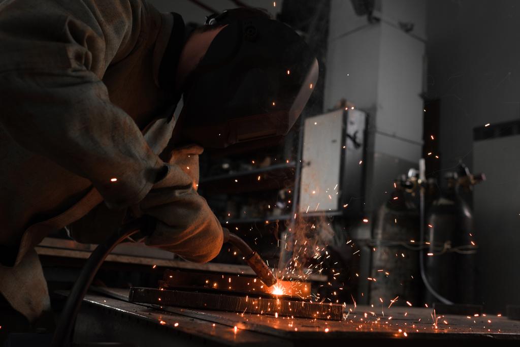 svařování kovů s jiskry v továrně pracovník výroby  - Fotografie, Obrázek