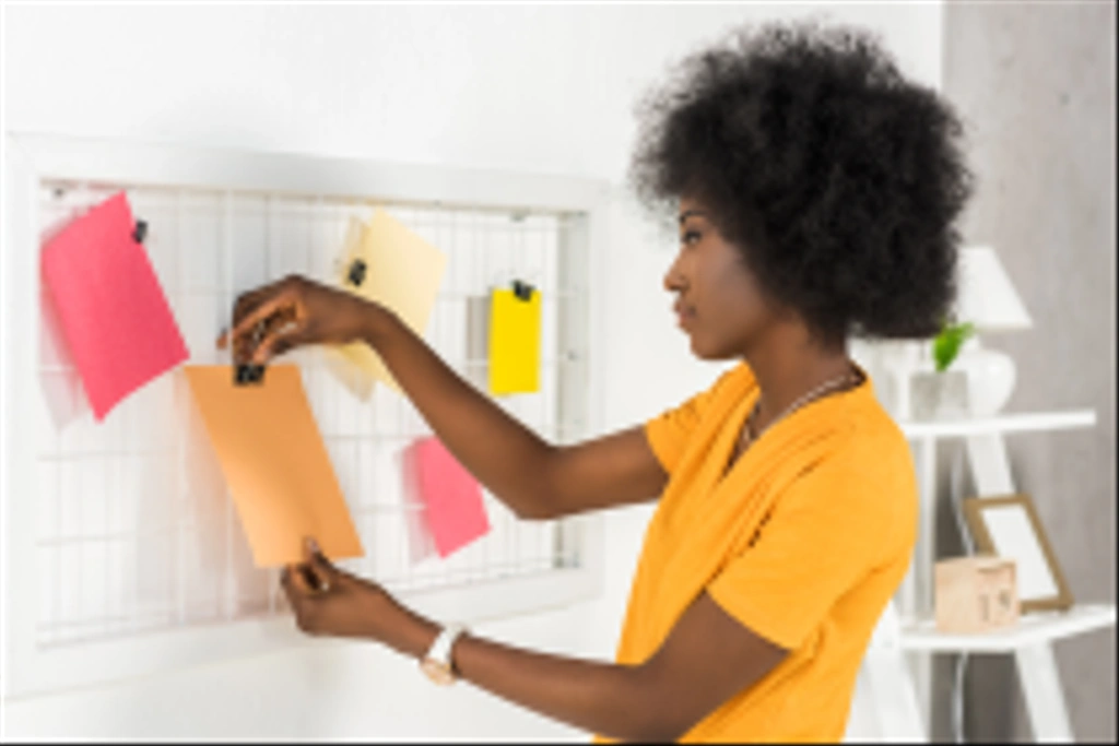freelance afroamericano mettere carte colorate vuote a bordo a casa ufficio
 - Foto, immagini