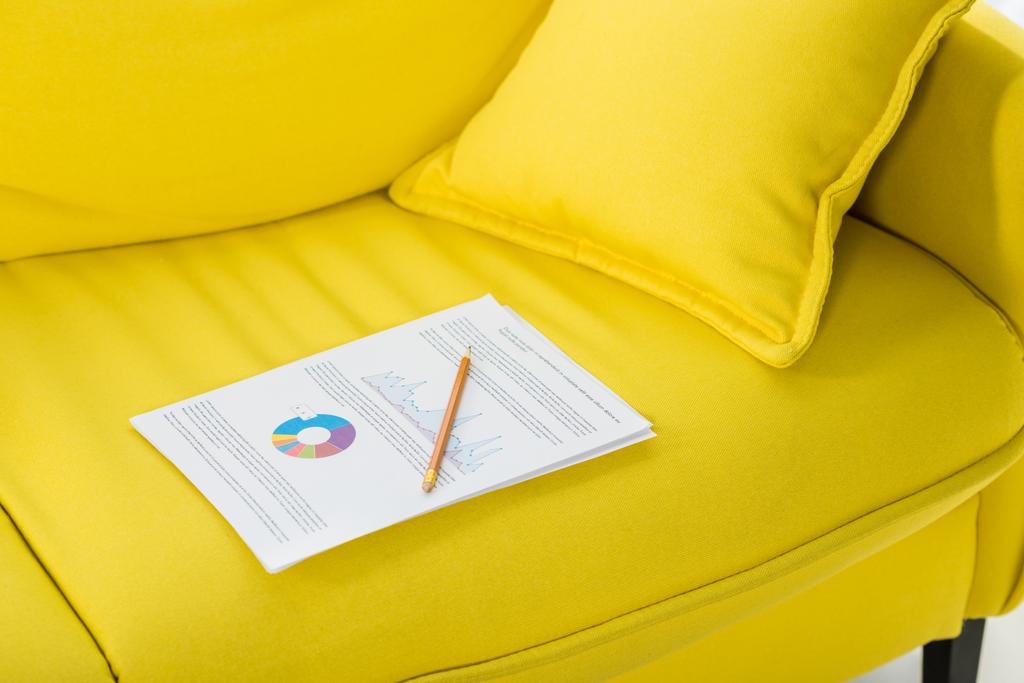 Nahaufnahme von Bleistift und Papier auf gelbem Sofa - Foto, Bild