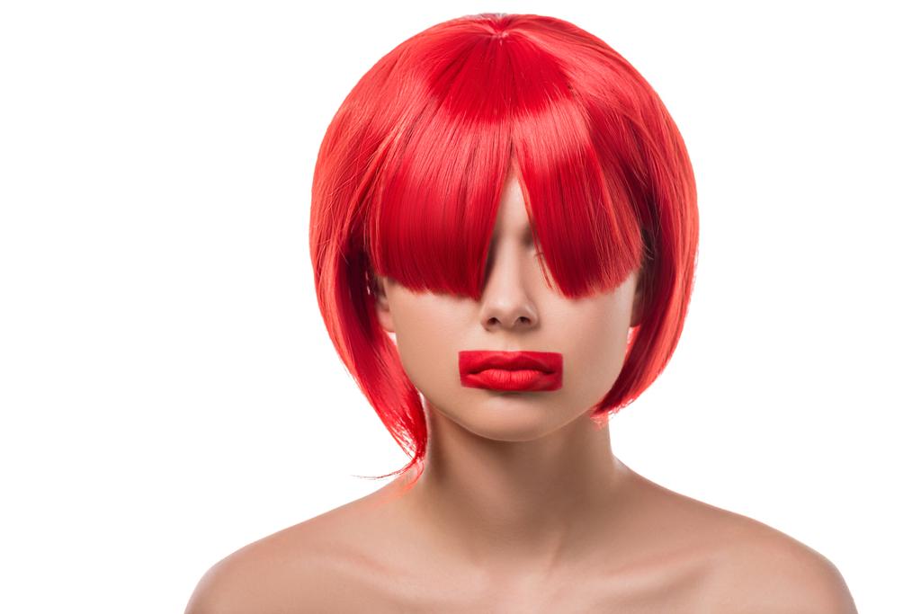 привлекательная женщина с рыжими волосами и красными губами в форме прямоугольника, изолированного на белом
 - Фото, изображение