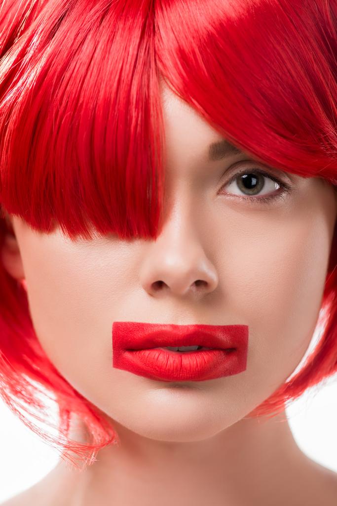 όμορφη γυναίκα με κόκκινα μαλλιά και κόκκινα χείλη σε σχήμα ορθογωνίου βλέπουν φωτογραφική μηχανή που απομονώνονται σε λευκό - Φωτογραφία, εικόνα