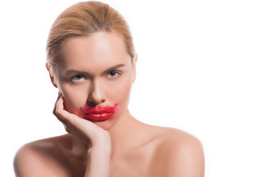 όμορφη γυναίκα με αλείψει κόκκινο κραγιόν στο πρόσωπό που απομονώνονται σε λευκό - Φωτογραφία, εικόνα
