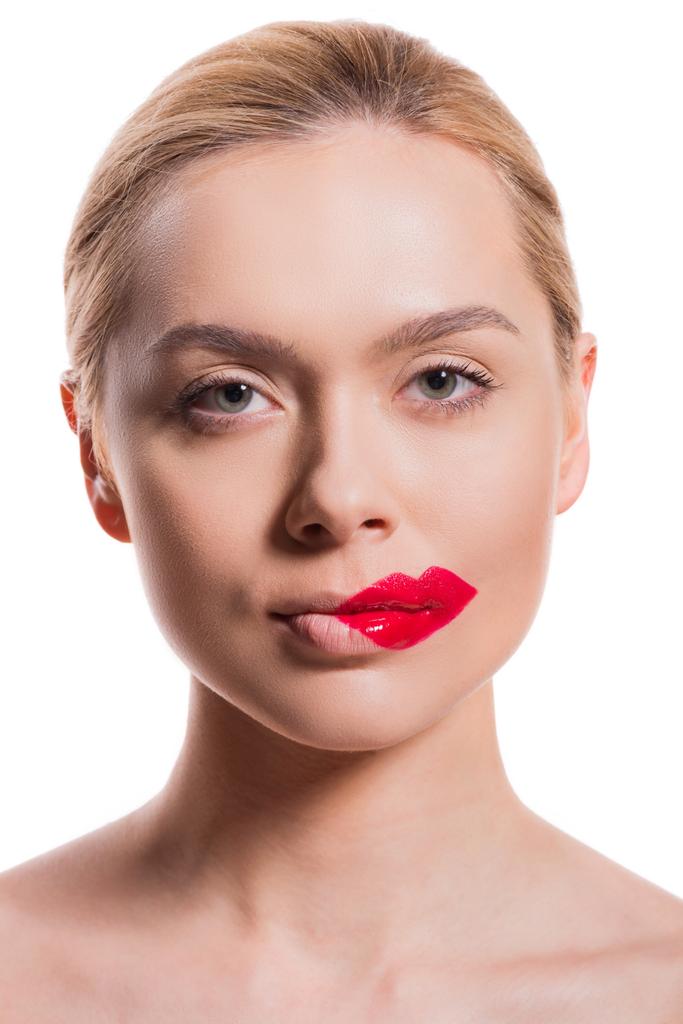 όμορφη γυναίκα με κόκκινα χείλη εκτύπωσης στο μάγουλο βλέπουν φωτογραφική μηχανή που απομονώνονται σε λευκό - Φωτογραφία, εικόνα