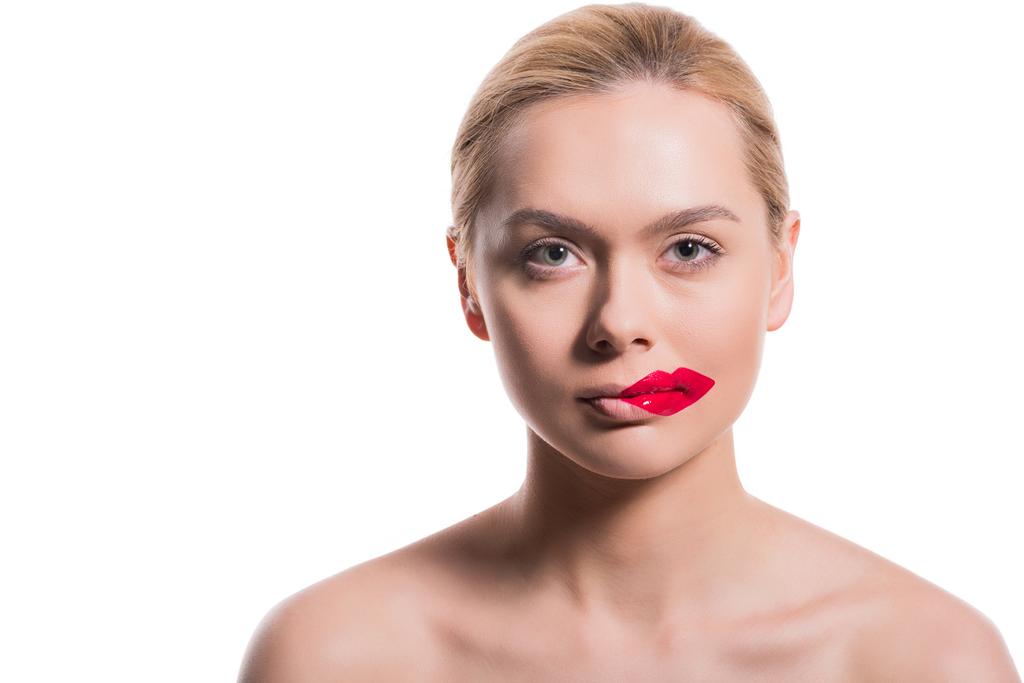 hermosa mujer con labios rojos impresión en la mejilla aislado en blanco
 - Foto, imagen
