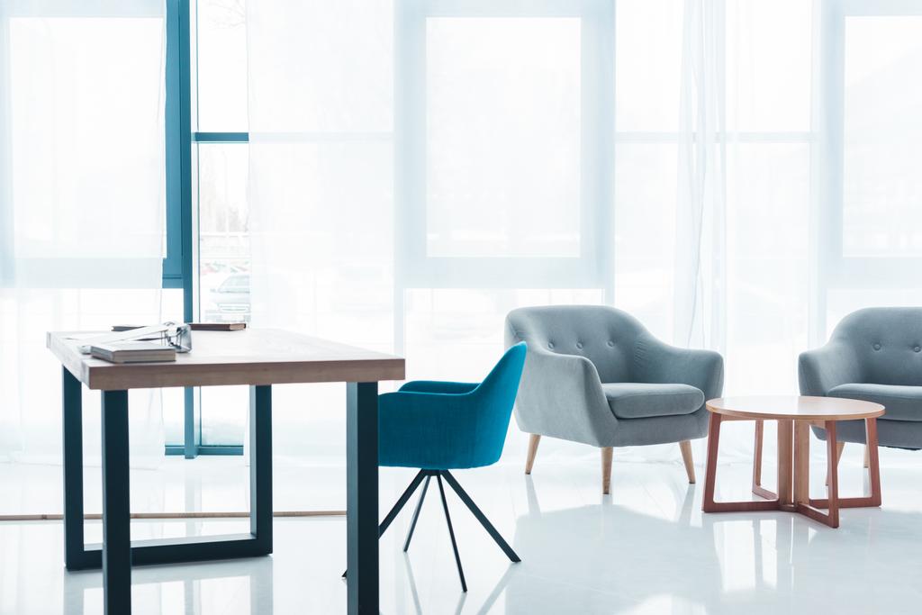 ahşap masa ve modern ofis iç boş rahat koltuklar - Fotoğraf, Görsel