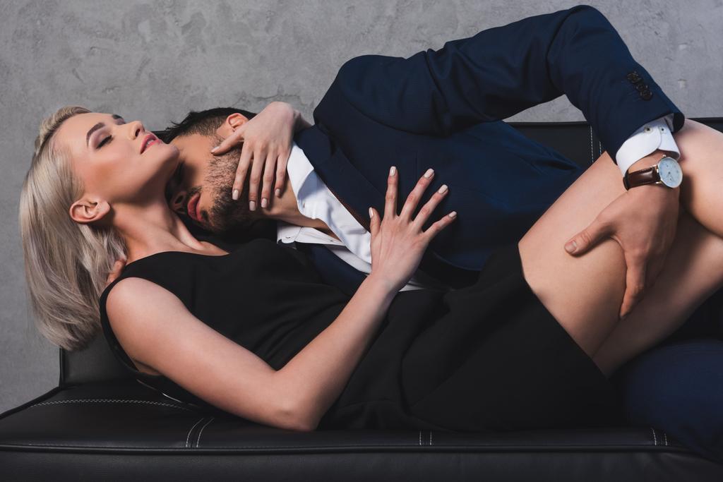 Σέξι ζευγάρι αγκάλιασμα και το φίλημα σε ερωτικά παιχνίδια στον καναπέ - Φωτογραφία, εικόνα