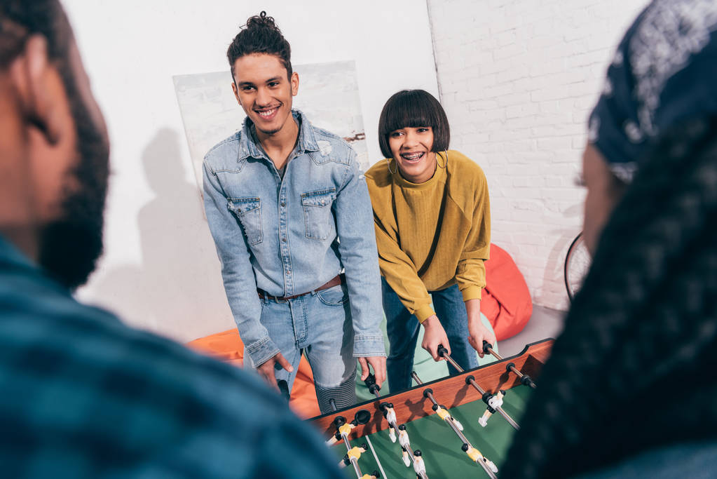 sorrindo amigos multiétnicos jogando futebol de mesa
   - Foto, Imagem