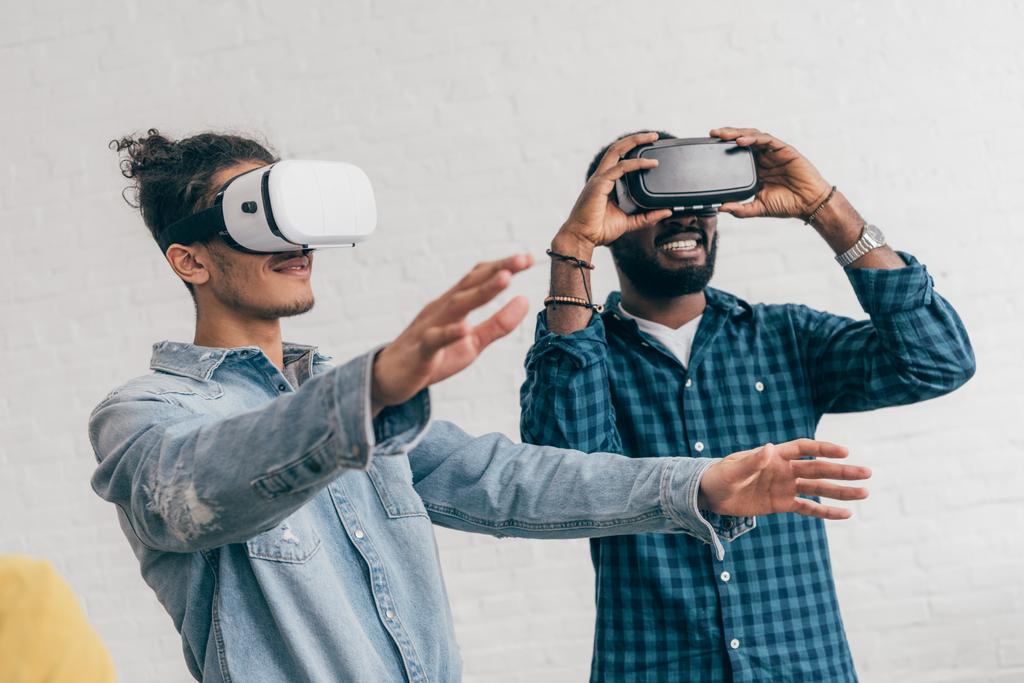 junge männliche Freunde mit Virtual-Reality-Headsets - Foto, Bild