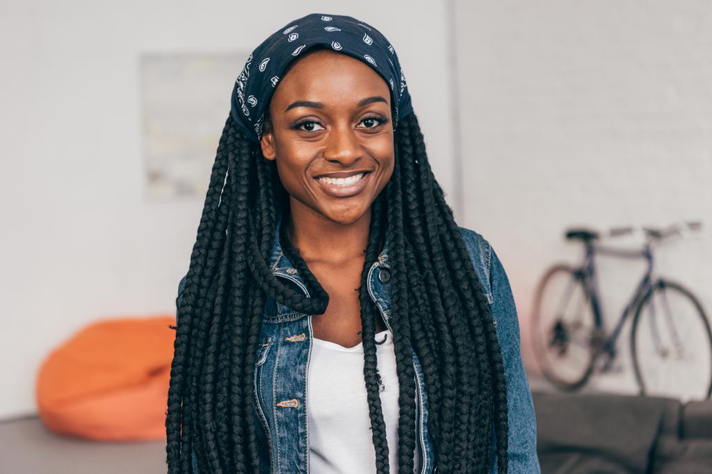 портрет молодой улыбающейся африканской женщины-американки
  - Фото, изображение