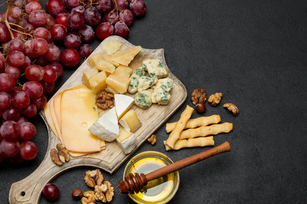 vários tipos de queijo - brie, camembert, roquefort e cheddar
 - Foto, Imagem