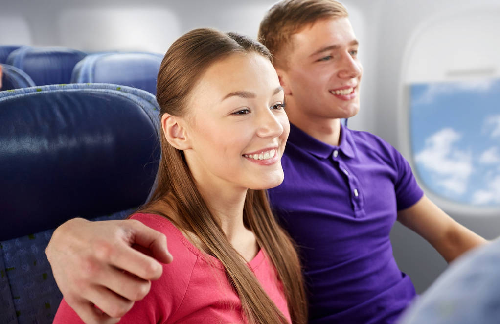 pareja feliz viajando en avión
 - Foto, imagen