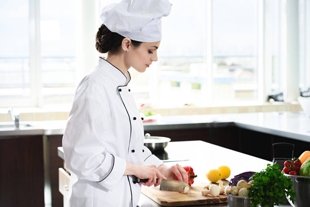 Yemek için profesyonel kadın Şef kesme malzemeler - Fotoğraf, Görsel