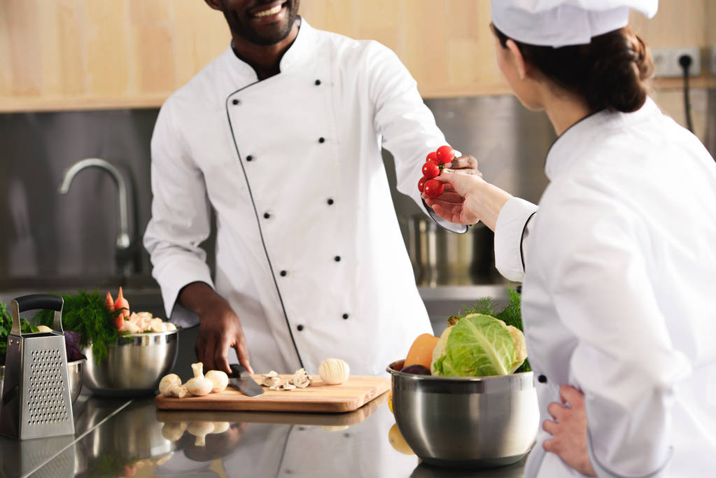 Multi-Rassen-Team von Köchen teilen Kochzutaten - Foto, Bild