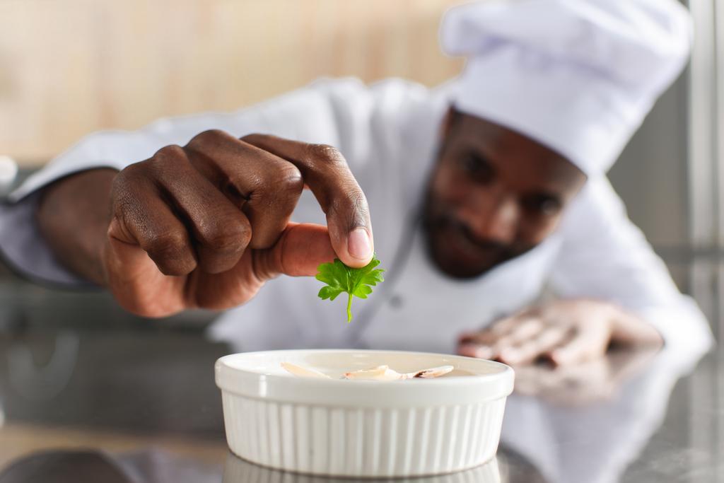 Зменшеному вигляді афро-американських шеф-кухар гарніром блюдо на кухні ресторану - Фото, зображення