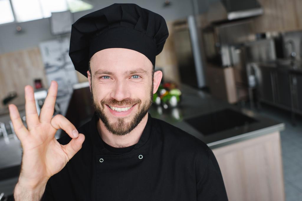 usmíval se pohledný kuchař, zobrazeno pořádku gesto v restauraci kitchen - Fotografie, Obrázek