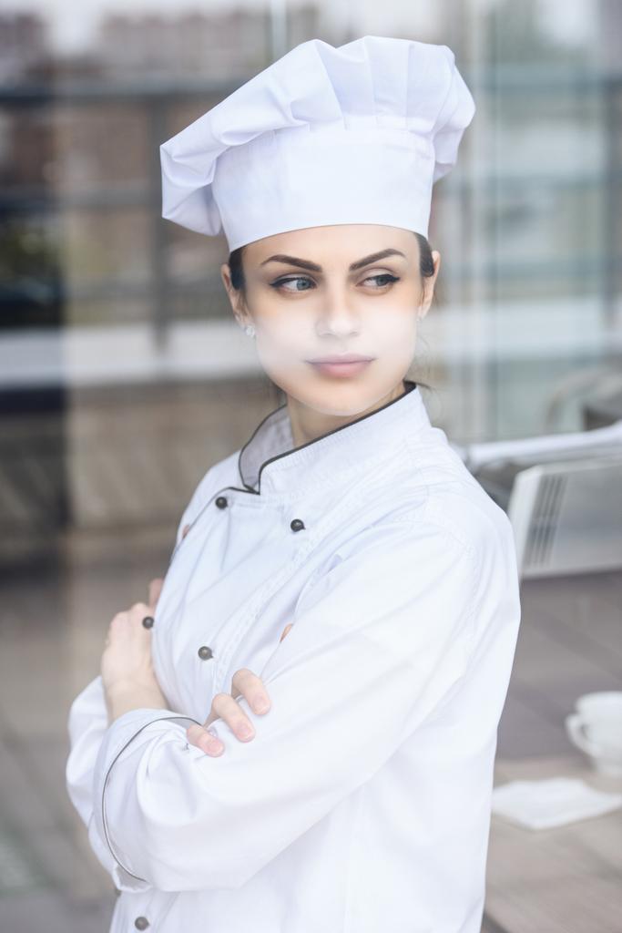привабливий шеф-кухар, дивлячись далеко на кухню ресторану
 - Фото, зображення
