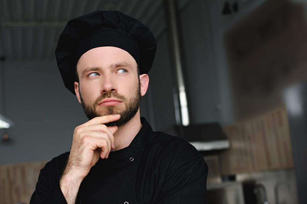 retrato de chef guapo pensativo en la cocina del restaurante
 - Foto, Imagen