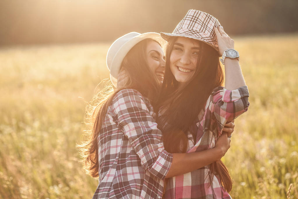 Deux jeunes femmes s'amusent à l'extérieur
 - Photo, image