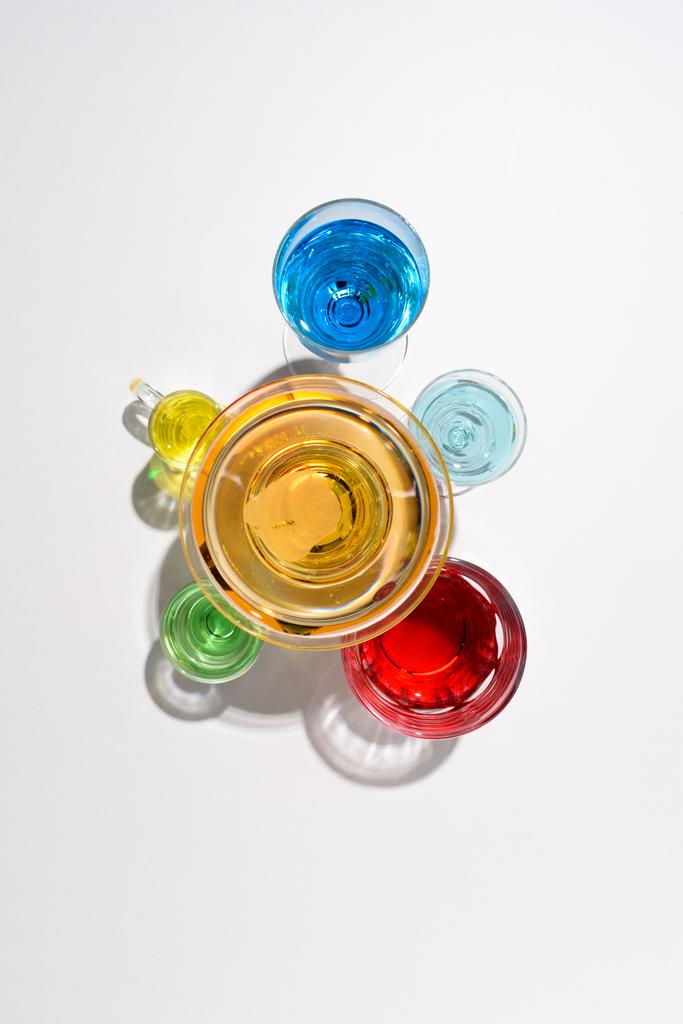 επίπεδη lay με διάφορα κοκτέιλ αλκοόλ σε ποτήρια σε λευκό φόντο - Φωτογραφία, εικόνα