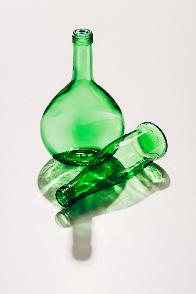 zbliżenie puste szkło zielony na odrobina ebackdrop - Zdjęcie, obraz