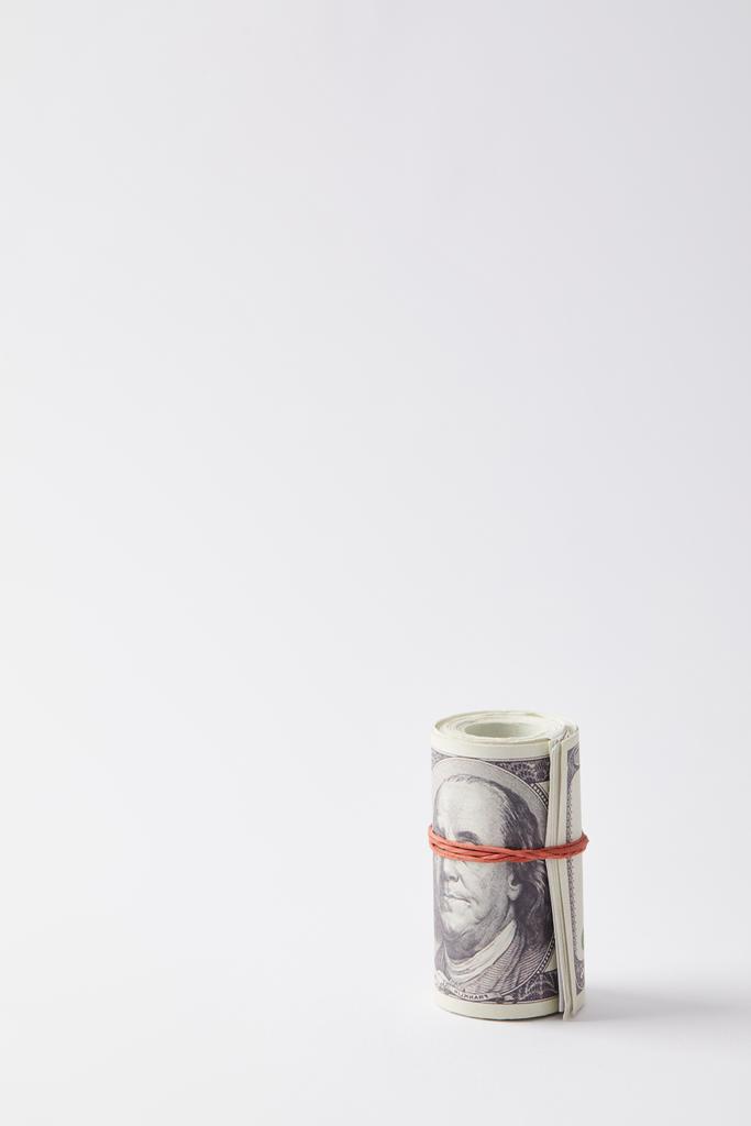 beyaz üzerine kırmızı lastik bant ile bağlı dolar roll - Fotoğraf, Görsel