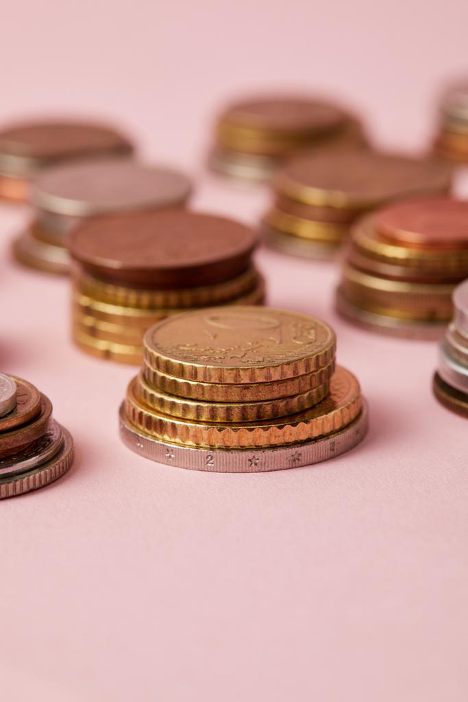 primer plano de las pilas de monedas de varios países en rosa
 - Foto, imagen