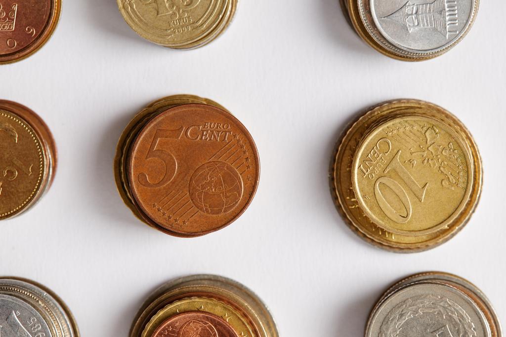 vista superior de pilhas de várias moedas em branco
 - Foto, Imagem