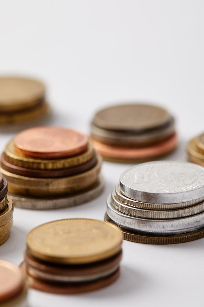 крупным планом пачки различных монет на белом фоне
 - Фото, изображение